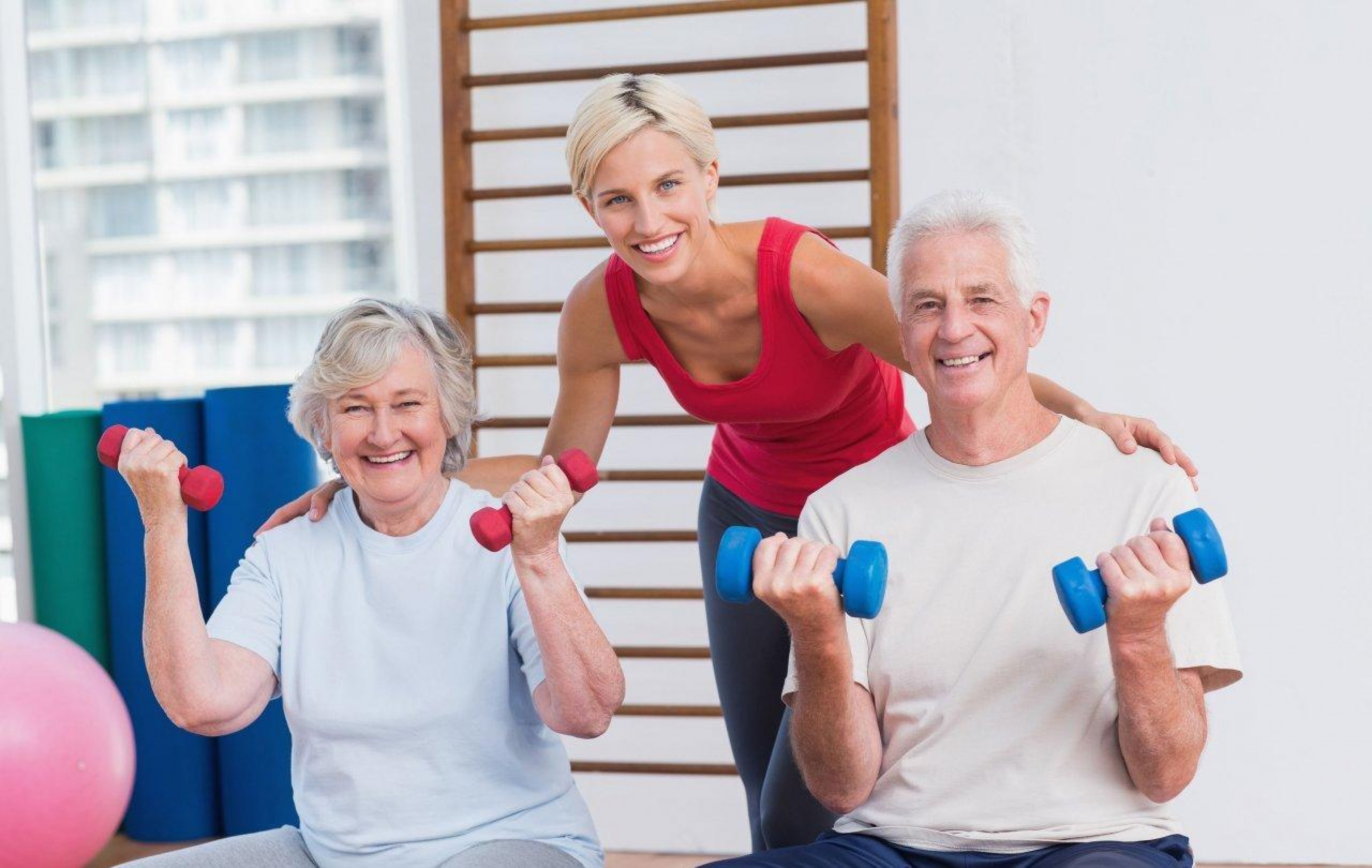 Гимнастика в пожилом возрасте. Спорт для пожилых. Спортивные люди в возрасте. Занятие спортом. Физкультура для пожилых.